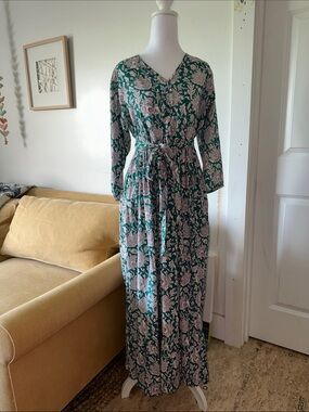 NWT! Floral V-Neck Long Sleeve Maxi Dress in blue/green